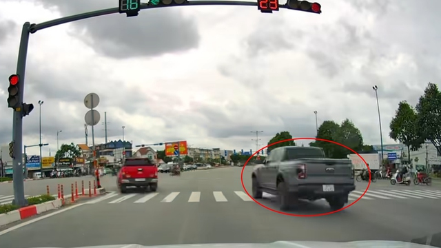 Xe b&aacute;n tải vượt đ&egrave;n đỏ su&yacute;t g&acirc;y tai nạn, t&agrave;i xế... nh&igrave;n nhầm đ&egrave;n? - Ảnh 1.