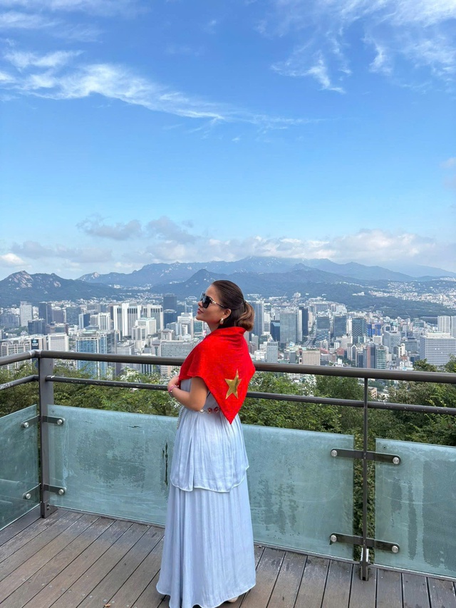 Nữ nhà văn Tina Yuan dịu dàng với Hanbok- Ảnh 4. Nữ nhà văn Tina Yuan dịu dàng với Hanbok- Ảnh 4.