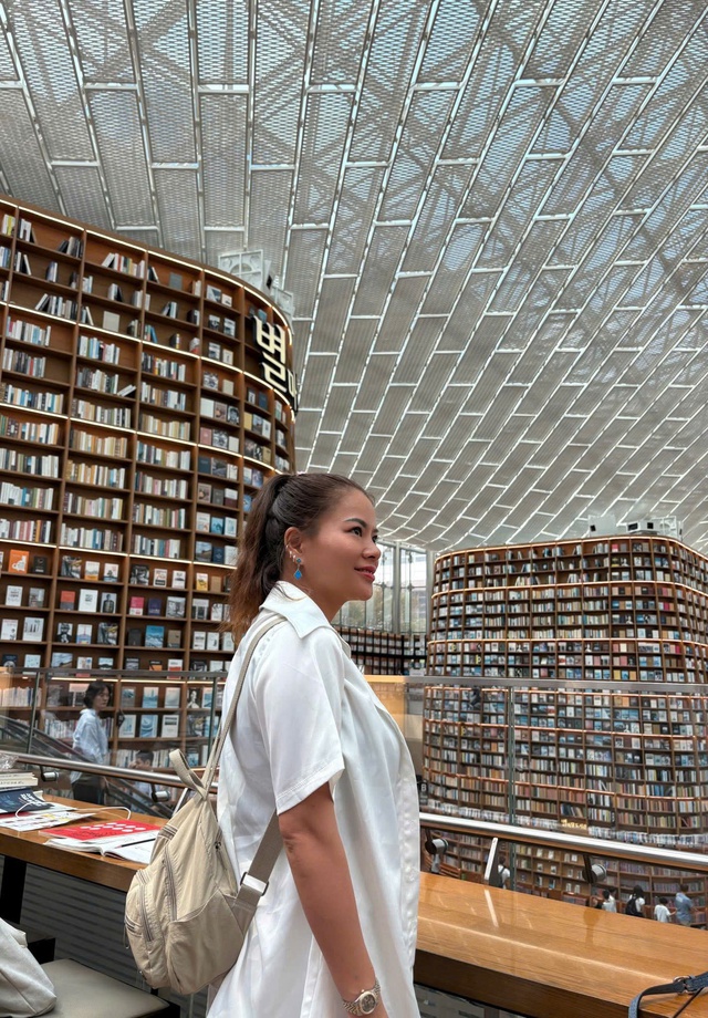Nữ nhà văn Tina Yuan dịu dàng với Hanbok- Ảnh 3. Nữ nhà văn Tina Yuan dịu dàng với Hanbok- Ảnh 3.
