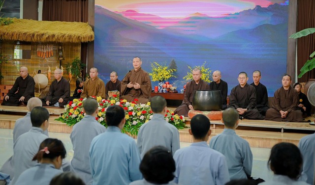 Vu lan 2025: Mạng x&atilde; hội c&oacute; l&agrave;m chữ hiếu phai nhạt? - Ảnh 1.