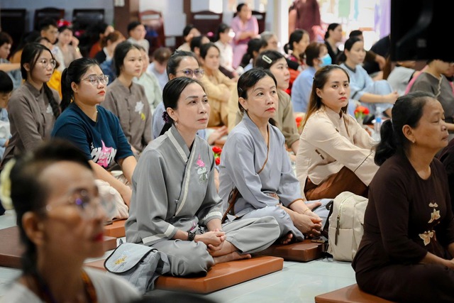 Vu lan 2025: Mạng x&atilde; hội c&oacute; l&agrave;m chữ hiếu phai nhạt? - Ảnh 3.