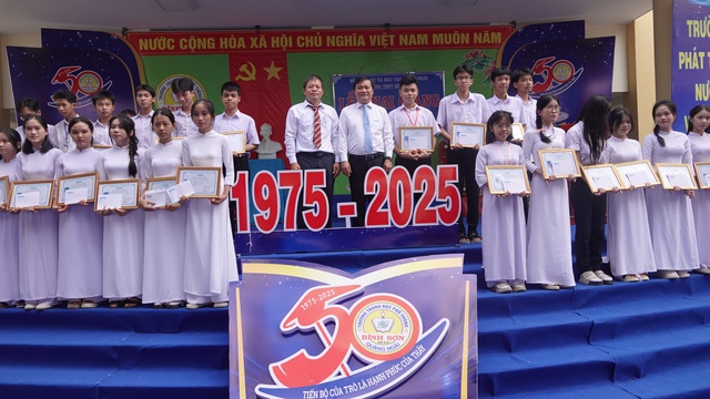 Học bổng Nguyễn Th&aacute;i B&igrave;nh - B&aacute;o Thanh Ni&ecirc;n: Mang niềm hạnh ph&uacute;c đến học sinh ngh&egrave;o- Ảnh 2.