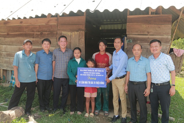 Nhiều phần quà đến với học sinh nghèo Quảng Trị trong năm học mới- Ảnh 3. Nhiều phần quà đến với học sinh nghèo Quảng Trị trong năm học mới- Ảnh 3.