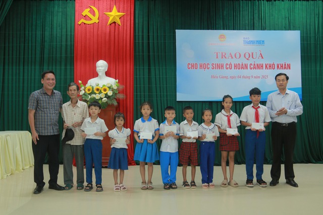 Nhiều phần quà đến với học sinh nghèo Quảng Trị trong năm học mới- Ảnh 2. Nhiều phần quà đến với học sinh nghèo Quảng Trị trong năm học mới- Ảnh 2.