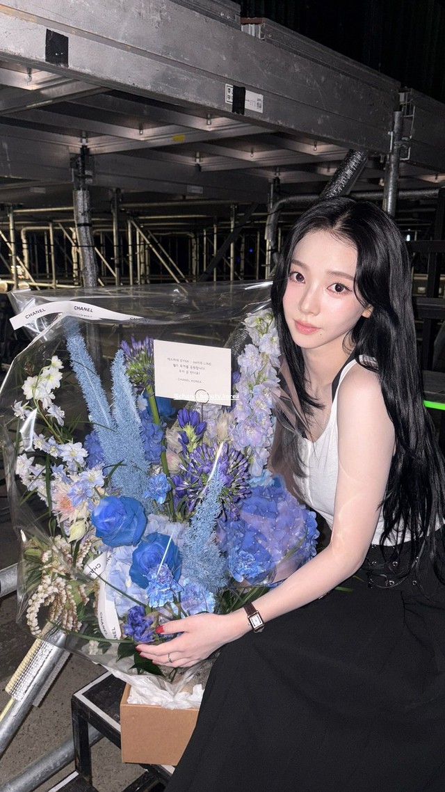 

Mới đây, Karina (aespa) đã nhận được thư và hoa ủng hộ từ thương hiệu mỹ phẩm Chanel, từ đó làm dấy lên tin đồn cả hai sẽ hợp tác trong thời gian tới  