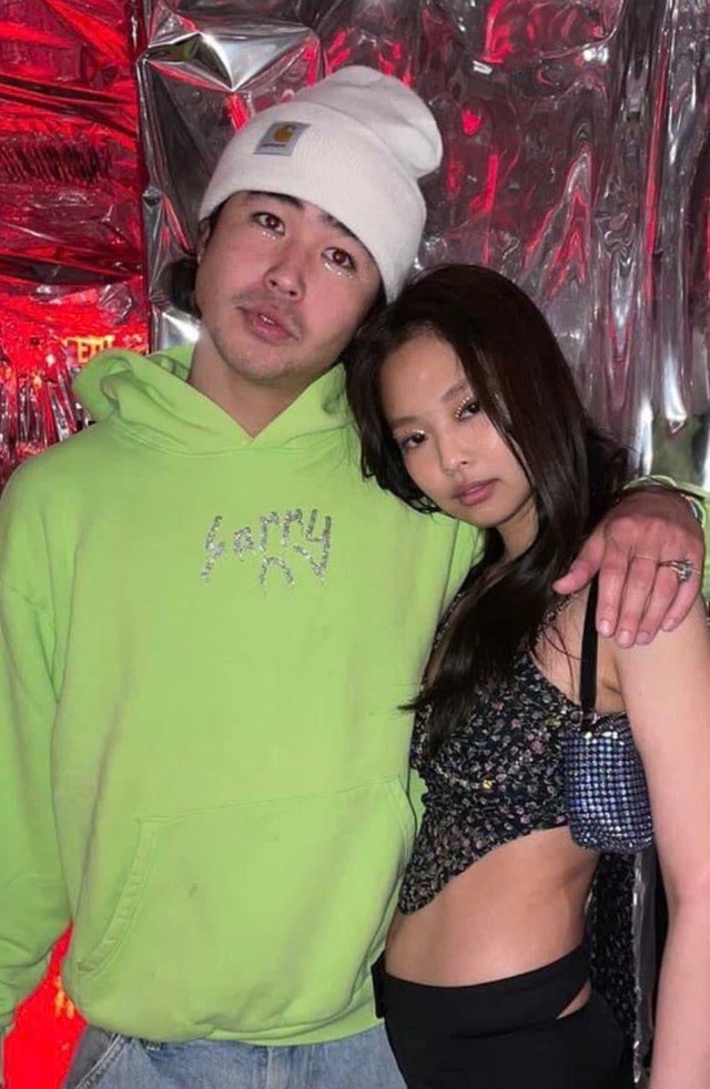 Rosé (BlackPink) bất ngờ bị réo tên khi Jennie đi chơi cùng trai lạ - Ảnh 4.