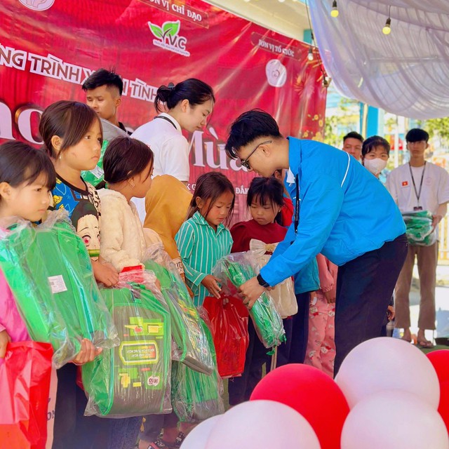 Ôm trọn tuổi trẻ để chở che trẻ thơ - Ảnh 2.