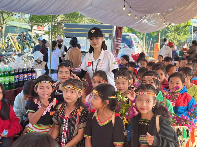 Ôm trọn tuổi trẻ để chở che trẻ thơ - Ảnh 4.