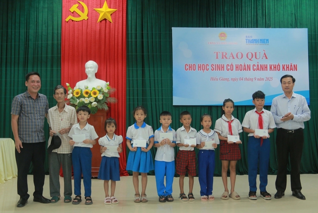 B&aacute;o Thanh Ni&ecirc;n tặng 20 xe đạp cho c&aacute;c em học sinh ngh&egrave;o Quảng Trị- Ảnh 2.