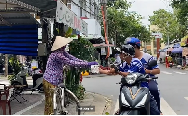 Từ 100.000 đồng quà 2.9 đến những suất mì nghĩa tình của học sinh Cần Thơ - Ảnh 4.