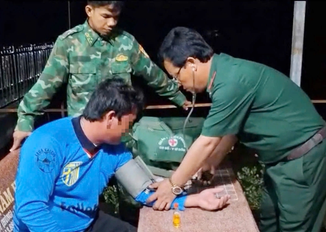 Chìm tàu cá, 4 thuyền viên trôi dạt trên vùng biển Cà Mau - Ảnh 2.