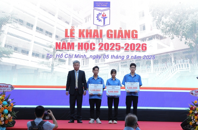Khai giảng tại ngôi trường Bác Hồ từng học: Từ đam mê mạch điện đến thủ khoa - Ảnh 2.