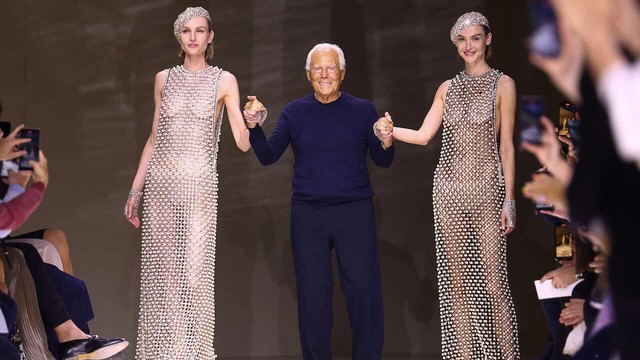 

Nhà thiết kế Giorgio Armani xuất hiện vào cuối show Armani Prive Thu Đông 2024  
