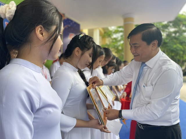 Mang niềm hạnh ph&uacute;c đến học sinh ngh&egrave;o- Ảnh 1.