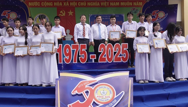 Mang niềm hạnh ph&uacute;c đến học sinh ngh&egrave;o- Ảnh 2.