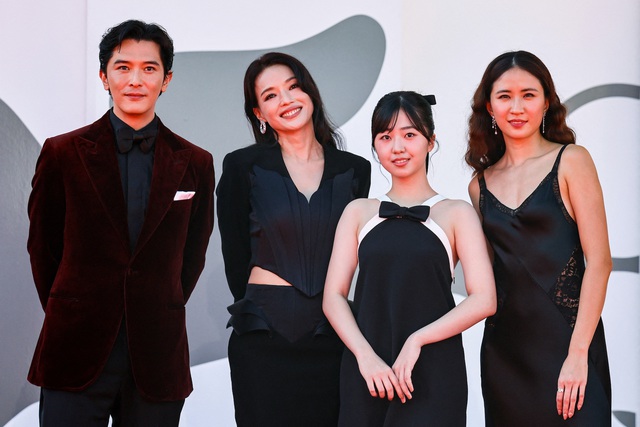 Thư Kỳ g&acirc;y ch&uacute; &yacute; ở Venice - Ảnh 1.