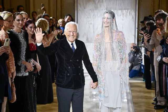 

Hình ảnh cuối cùng trước công chúng của NTK - ông chào khán giả tại buổi trình diễn Giorgio Armani Privé Xuân/Hè 2025 vào ngày 28.1.2025 tại Paris, đánh dấu 20 năm thương hiệu haute couture này  