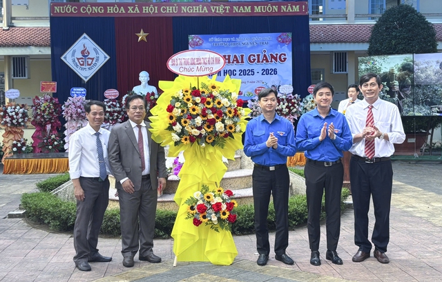 Trao học bổng, xe đạp cho học sinh xã biên giới Quảng Ngãi trong ngày khai giảng - Ảnh 1.
