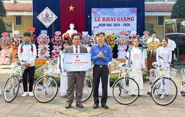 Trao học bổng, xe đạp cho học sinh xã biên giới Quảng Ngãi trong ngày khai giảng - Ảnh 4.