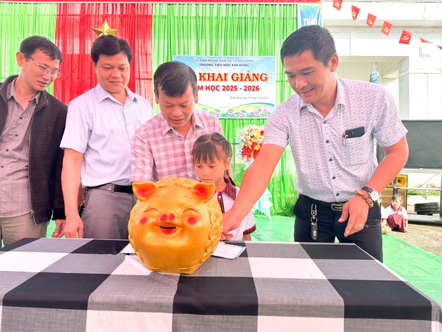 Lãnh đạo UBND xã Tu Mơ Rông hưởng ứng nuôi heo đất để góp quỹ.