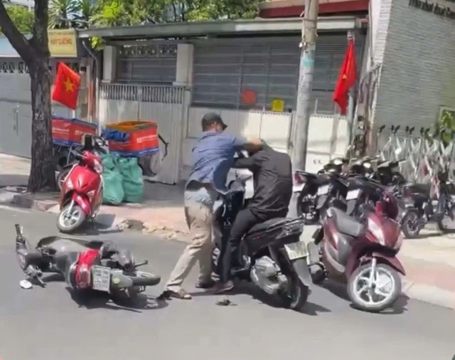 TP.HCM: Nam thanh niên bị người đàn ông đuổi đánh giữa đường - Ảnh 1.