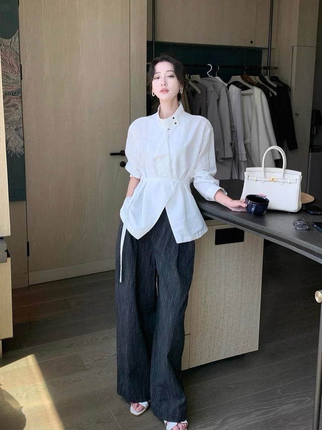 Áo sơ mi chiết eo là 'chìa khóa' cho vẻ ngoài thon gọn- Ảnh 4.