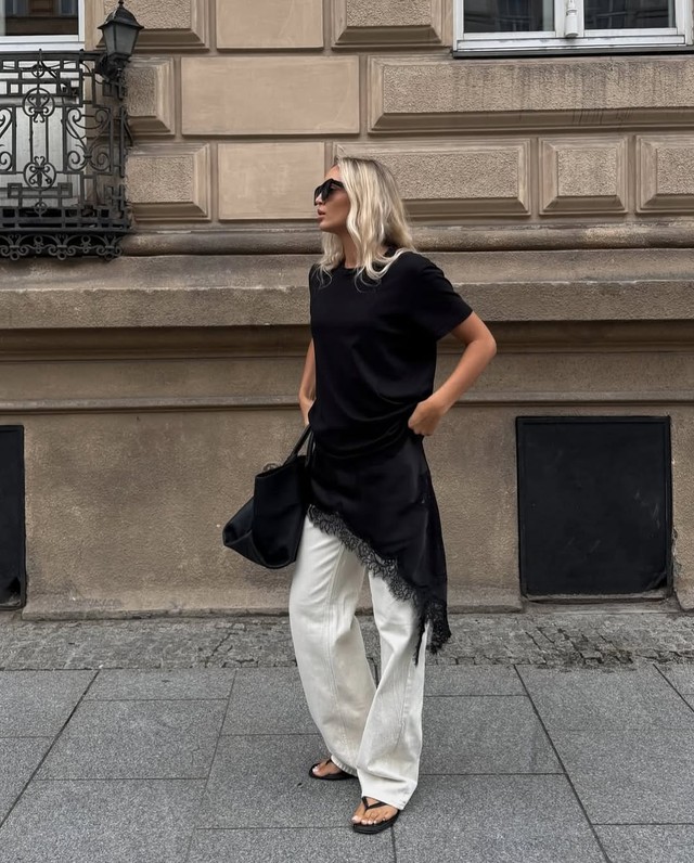 Váy lụa vạt xéo mặc cùng quần dài, xu hướng phá cách mùa thu- Ảnh 1. Váy lụa vạt xéo mặc cùng quần dài, xu hướng phá cách mùa thu- Ảnh 1.