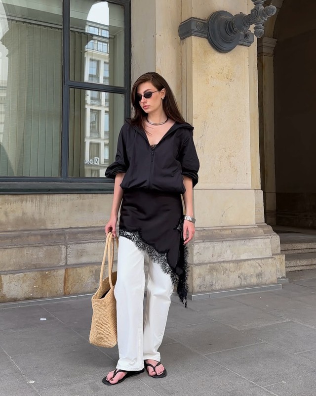 Váy lụa vạt xéo mặc cùng quần dài, xu hướng phá cách mùa thu- Ảnh 3. Váy lụa vạt xéo mặc cùng quần dài, xu hướng phá cách mùa thu- Ảnh 3.