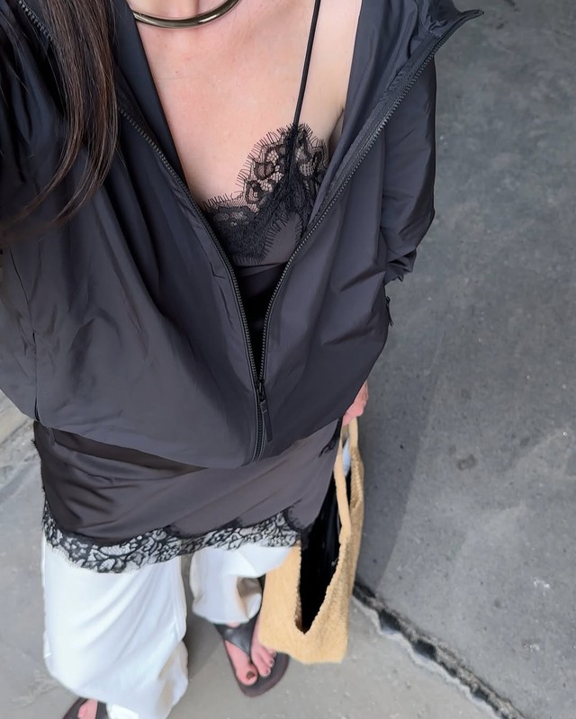 Váy lụa vạt xéo mặc cùng quần dài, xu hướng phá cách mùa thu- Ảnh 4. Váy lụa vạt xéo mặc cùng quần dài, xu hướng phá cách mùa thu- Ảnh 4.