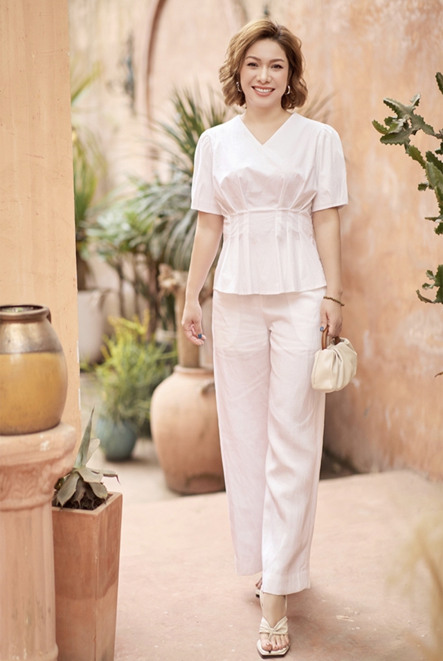 Áo sơ mi chiết eo là 'chìa khóa' cho vẻ ngoài thon gọn- Ảnh 8.