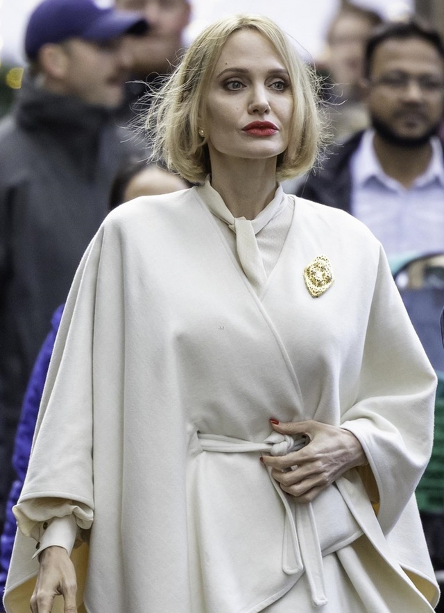 Angelina Jolie ngày càng khó nhận ra với gương mặt gầy hốc hác  - Ảnh 1.