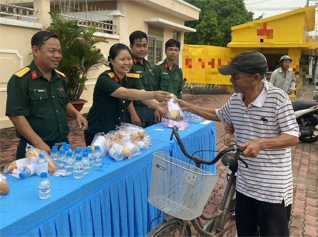 'Bánh mì 0 đồng' Tân An Hội: Lan tỏa tình quân dân- Ảnh 1.