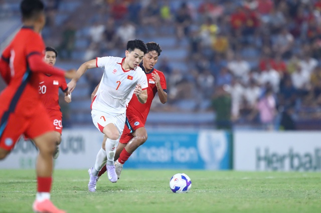 Văn Thuận tỏa sáng, U.23 Việt Nam chật vật nhưng rồi cũng giành trọn 3 điểm trước Singapore - Ảnh 2. Văn Thuận tỏa sáng, U.23 Việt Nam chật vật nhưng rồi cũng giành trọn 3 điểm trước Singapore - Ảnh 2.