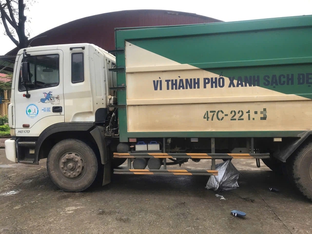 Va chạm với xe thu gom rác, 1 học sinh tử vong - Ảnh 1.