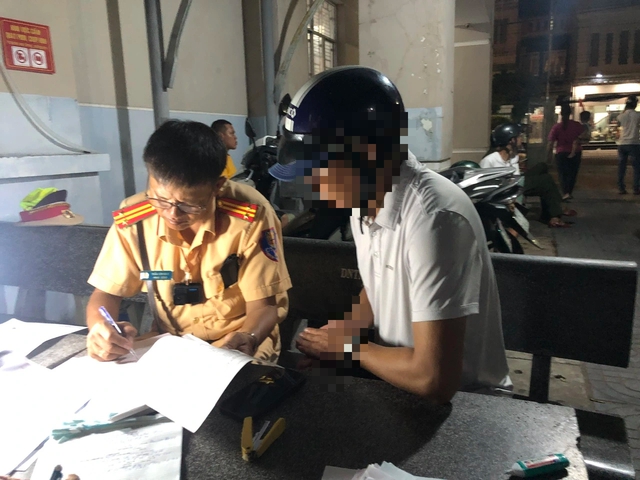 CSGT TP.HCM phát hiện người đến công an đón bạn có nồng độ cồn 0,9 mg/lít khí thở - Ảnh 2.