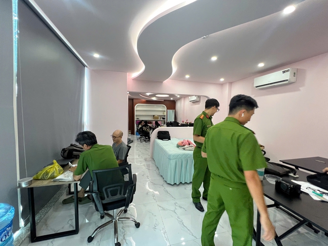 Công an TP.HCM khởi tố chủ cơ sở thẩm mỹ hút mỡ bụng trái phép- Ảnh 1.