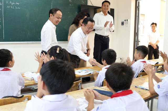 Xã đảo duy nhất của thủ đô mong muốn học sinh THPT không phải 'băng sông' đi học- Ảnh 2.