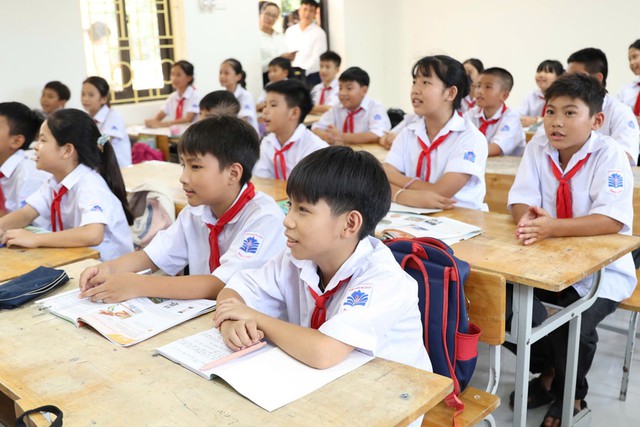 Xã đảo duy nhất của thủ đô mong muốn học sinh THPT không phải 'băng sông' đi học- Ảnh 1.