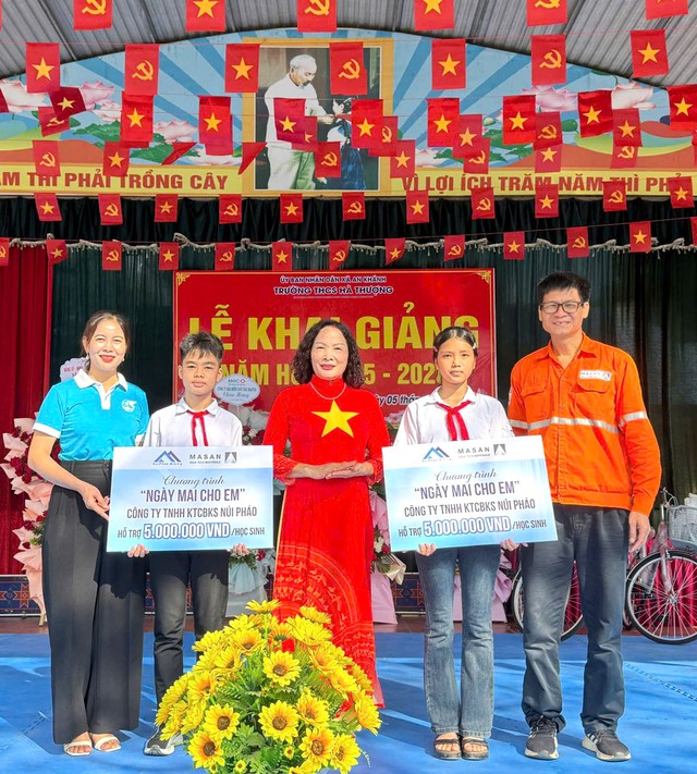 N&uacute;i Ph&aacute;o trao học bổng &lsquo;Ng&agrave;y mai cho em&rsquo; tiếp sức học sinh ngh&egrave;o đến trường - Ảnh 1.