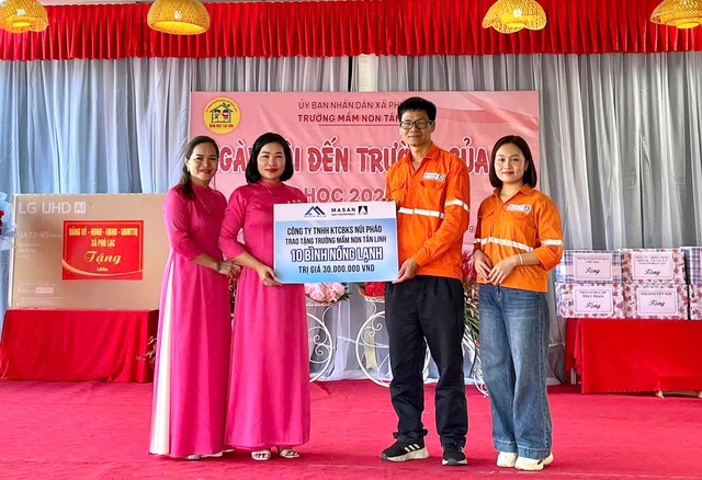 N&uacute;i Ph&aacute;o trao học bổng &lsquo;Ng&agrave;y mai cho em&rsquo; tiếp sức học sinh ngh&egrave;o đến trường - Ảnh 2.