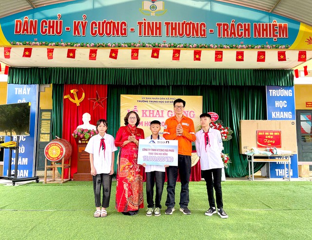 N&uacute;i Ph&aacute;o trao học bổng &lsquo;Ng&agrave;y mai cho em&rsquo; tiếp sức học sinh ngh&egrave;o đến trường - Ảnh 3.