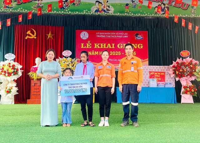 N&uacute;i Ph&aacute;o trao học bổng &lsquo;Ng&agrave;y mai cho em&rsquo; tiếp sức học sinh ngh&egrave;o đến trường - Ảnh 4.