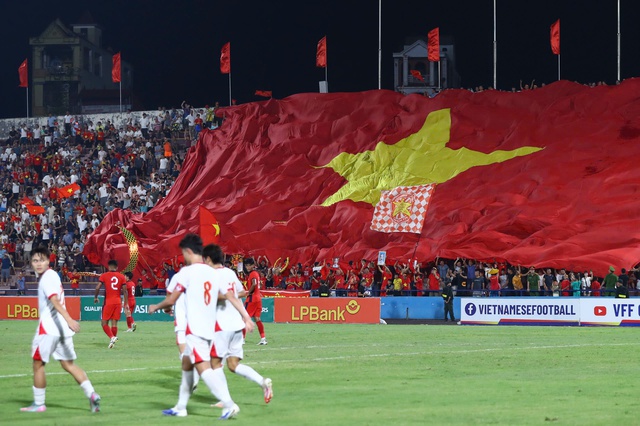 Văn Thuận tỏa sáng, U.23 Việt Nam chật vật nhưng rồi cũng giành trọn 3 điểm trước Singapore - Ảnh 5. Văn Thuận tỏa sáng, U.23 Việt Nam chật vật nhưng rồi cũng giành trọn 3 điểm trước Singapore - Ảnh 6.