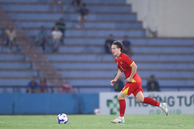 HLV Kim Sang-sik x&aacute;o trộn đội h&igrave;nh U.23 Việt Nam đấu Singapore: L&ecirc; Viktor đ&aacute; ch&iacute;nh - Ảnh 2.