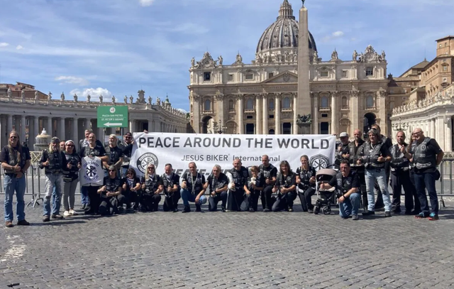 Điểm đặc biệt trên chiếc BMW R 18 Transcontinental dành tặng Giáo hoàng Leo XIV - Ảnh 1.