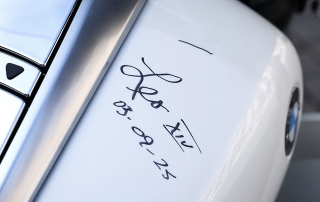 Điểm đặc biệt trên chiếc BMW R 18 Transcontinental dành tặng Giáo hoàng Leo XIV - Ảnh 4.