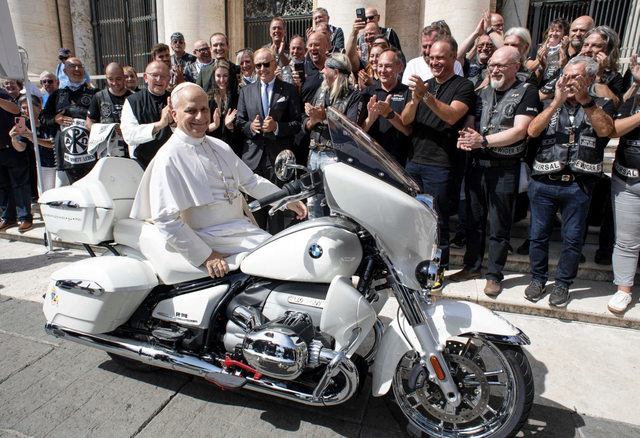 Điểm đặc biệt trên chiếc BMW R 18 Transcontinental dành tặng Giáo hoàng Leo XIV - Ảnh 5.