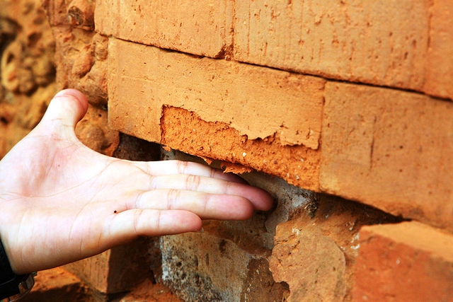 Vì sao gạch phục chế di tích mủn nát sau 2 năm trùng tu?- Ảnh 3. Vì sao gạch phục chế di tích mủn nát sau 2 năm trùng tu?- Ảnh 3.
