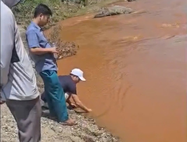 Nước suối đỏ bất thường ở Nghệ An: Do xả thải trái phép - Ảnh 2. Nước suối đỏ bất thường ở Nghệ An: Do xả thải trái phép - Ảnh 2.