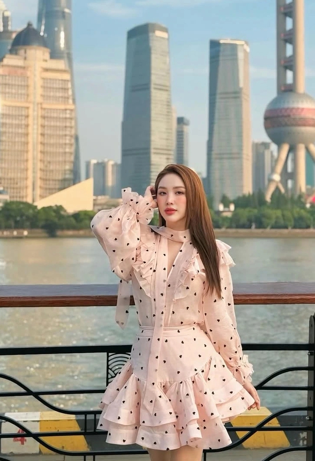 Nét chấm phá ngọt ngào cho nàng với trang phục bèo nhún- Ảnh 2.